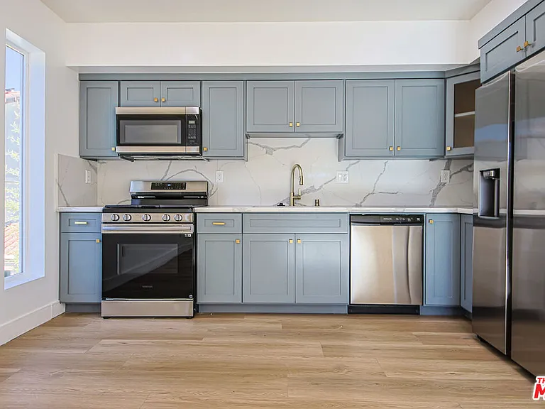 10801 Kling St — Photo 10