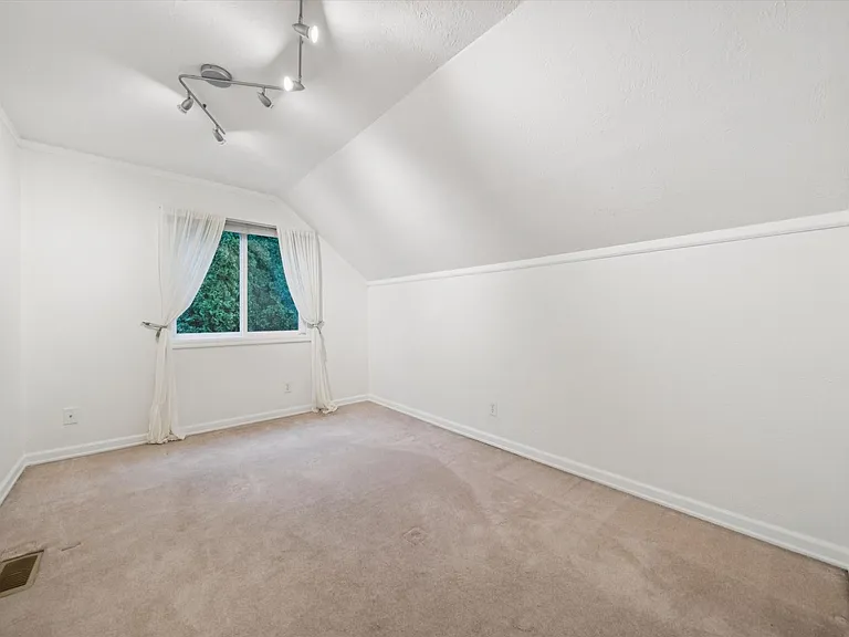 1831 SW Evans St — Photo 31