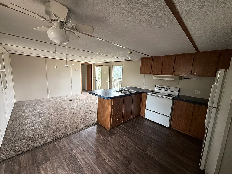 253 Ideal Cres — Photo 2
