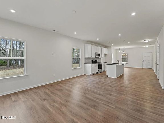 5th image of 123 Sutherland Dr