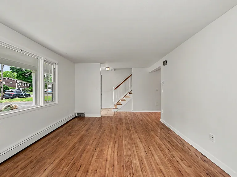 44 Barmore Dr W — Photo 3