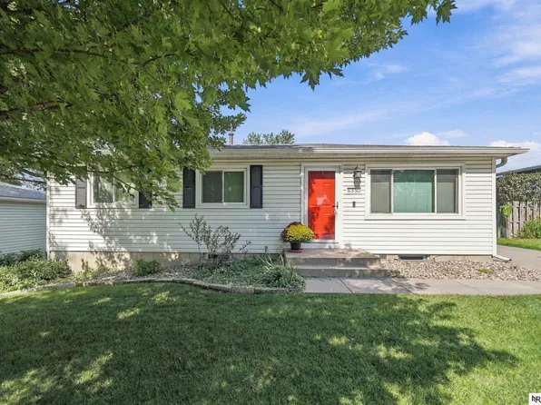 8330 Chestnut Ln, Lincoln, NE 68510