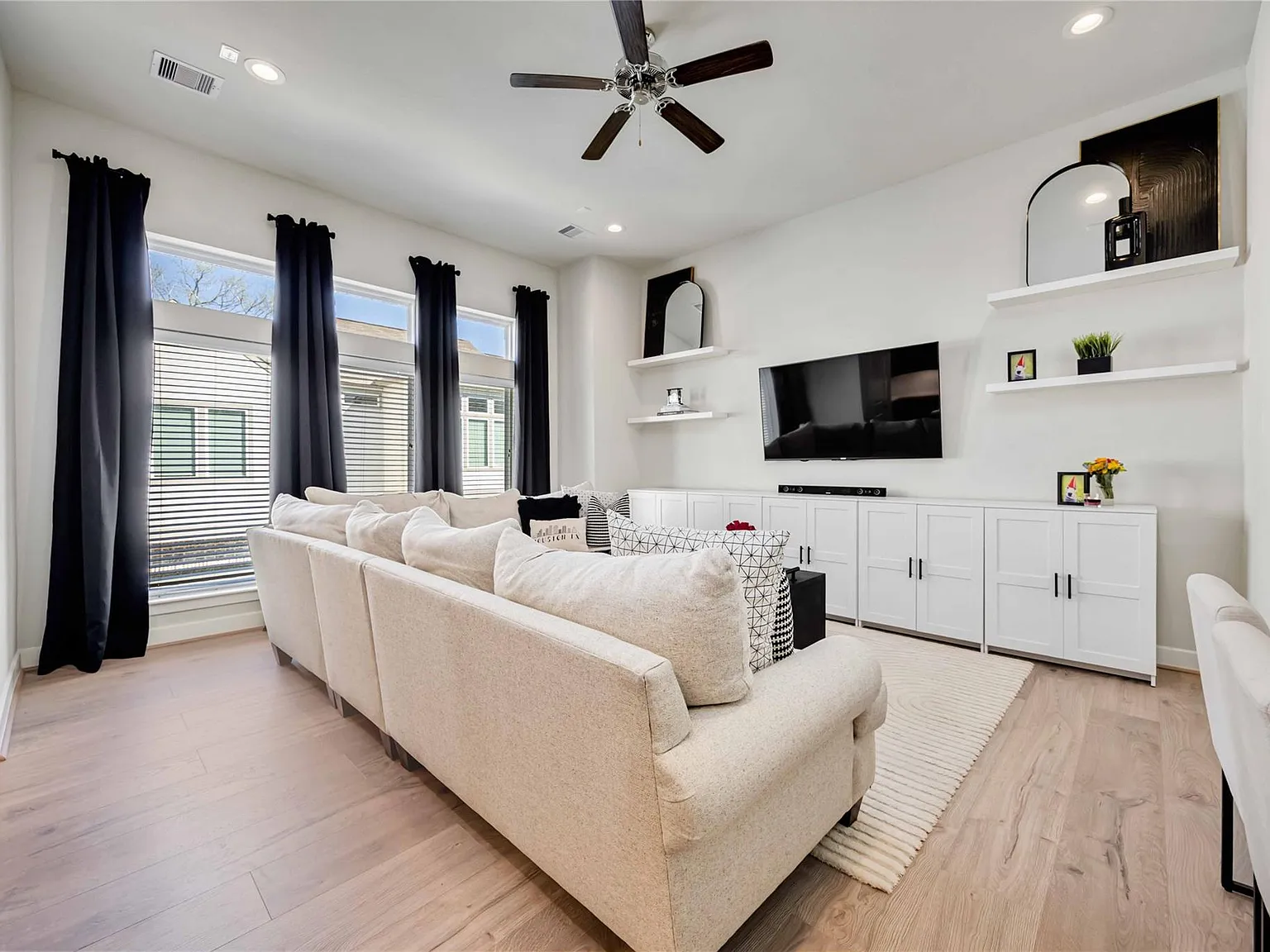 3 bed, 2.5 bath, 1629 sqft, $2,300 — Photo 3