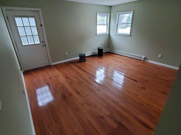 3rd image of 338 Hawthorne Ave Floor 1