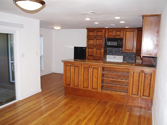 4th image of 1003 Everest St