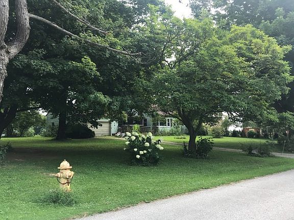 3rd image of 25 College St