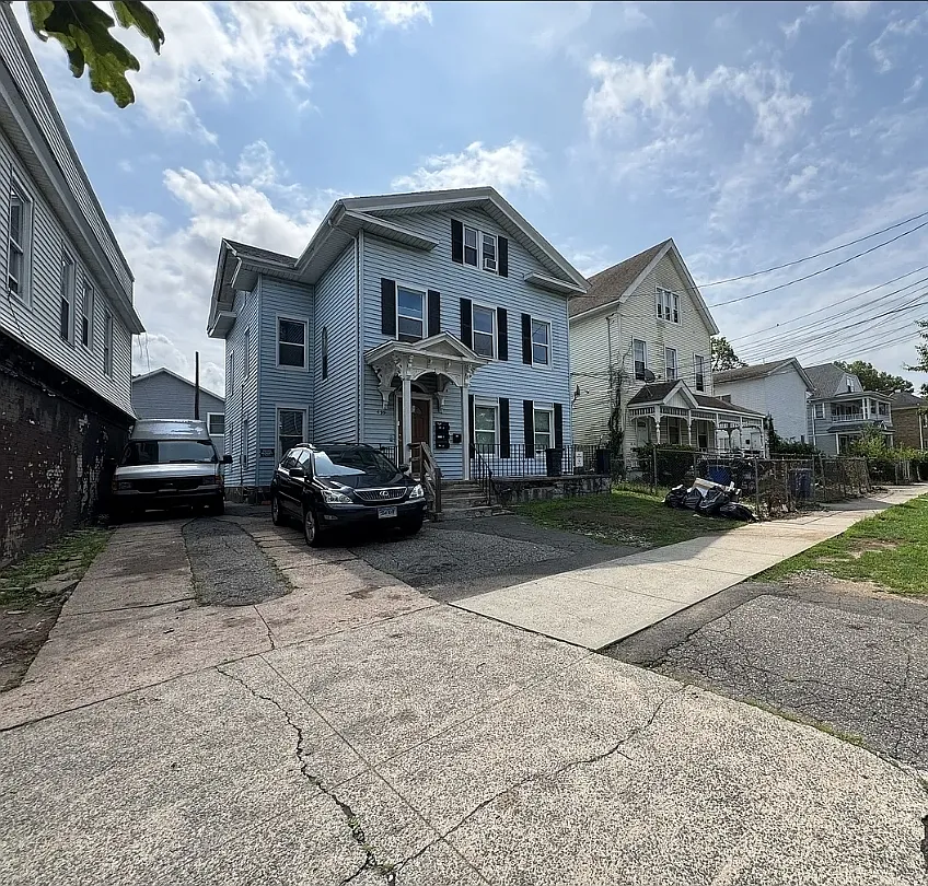 3 bed, 1000 sqft, $1,750 — Photo 1