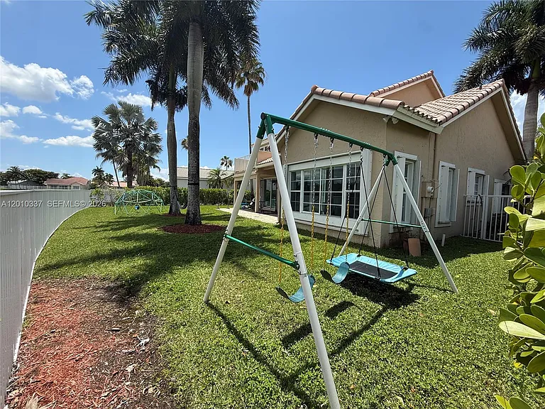 1070 Capistrano — Photo 30