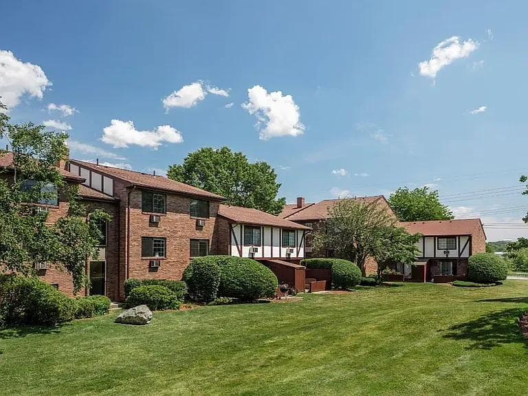 Tudor Glen Village — Photo 9