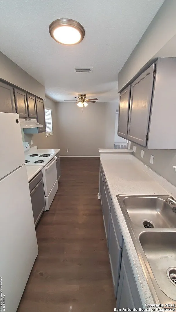 1 bed, 700 sqft, $1,050 — Photo 2