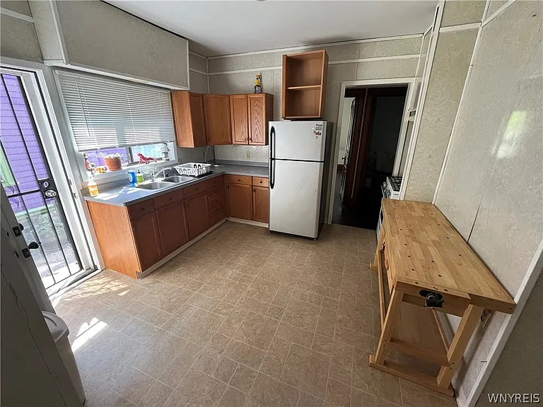 28 Livingston St #LOWER — Photo 2