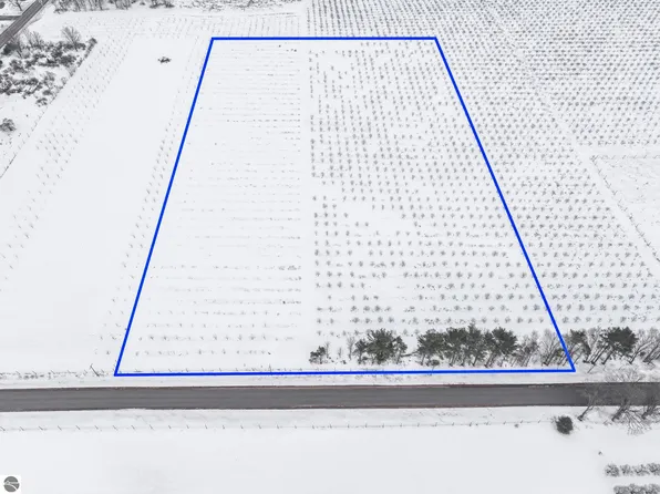 12139 Chippewa Trl, Rapid City, MI 49676