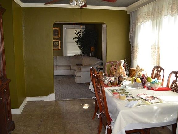 3rd image of 3908 Trowbridge Dr