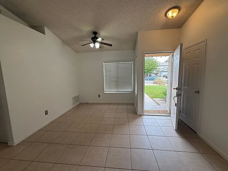 15191 Farmington Ct — Photo 13