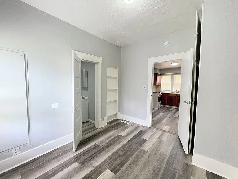 627 E 5th Ave — Photo 8