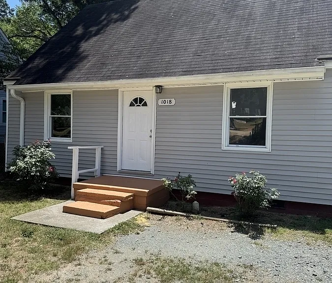 1018 Nancy Ln SE — Photo 1