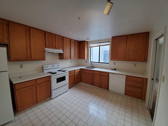 3rd image of 3121 Vicente St APT 301