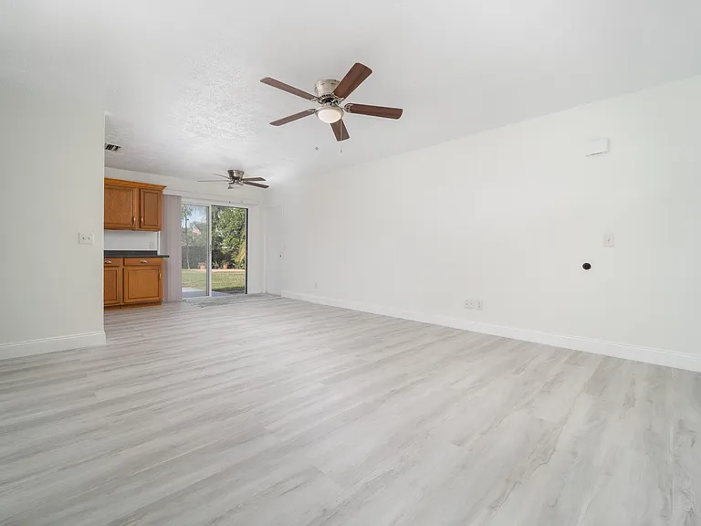 481 SW Voltair Ter — Photo 11