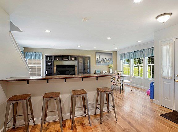 Kitchen breakfast bar