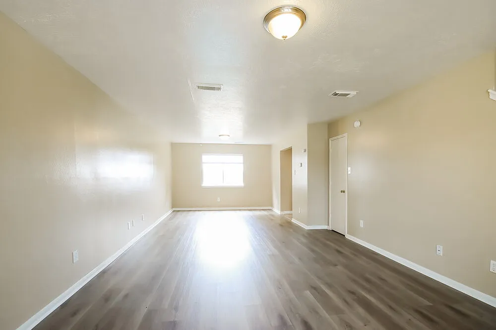 3 bed, 2.5 bath, 2096 sqft, $2,065 — Photo 4