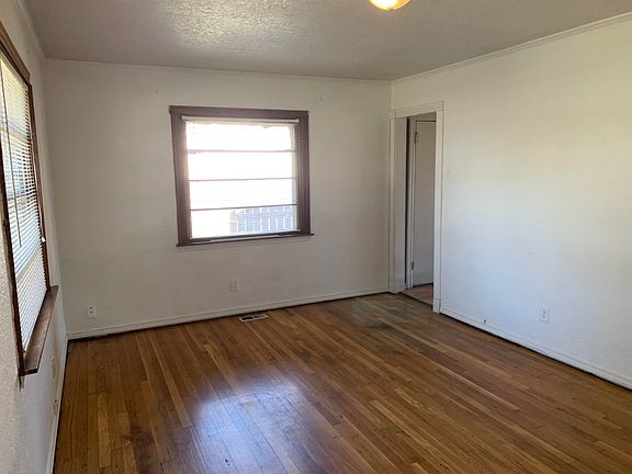 3rd image of 4720 N Lincoln St
