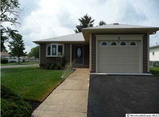 2 Piccadilly Ct, Toms River, NJ