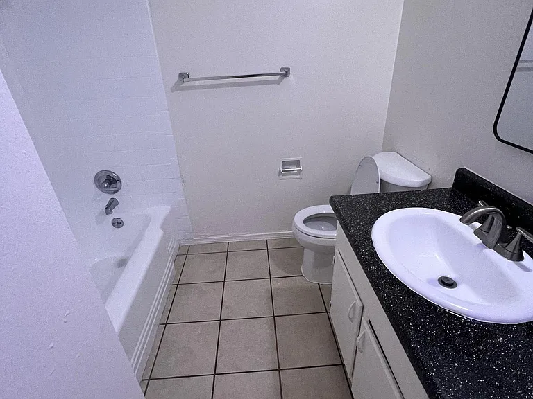 517 Palomas Dr SE #D — Photo 8