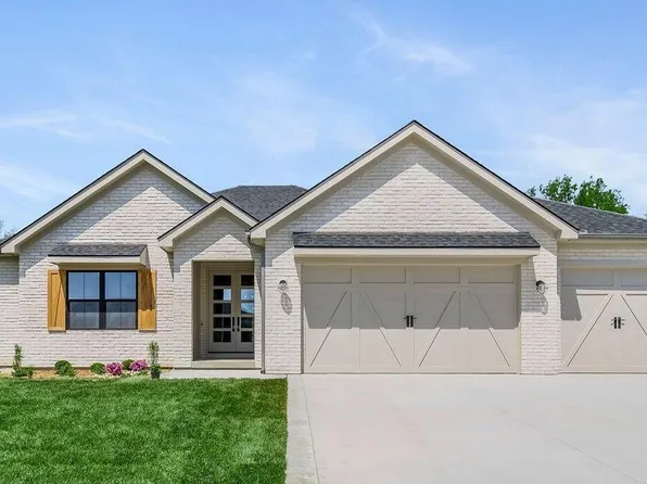 4 Red Fox Cir, Lake Winnebago, MO 64034