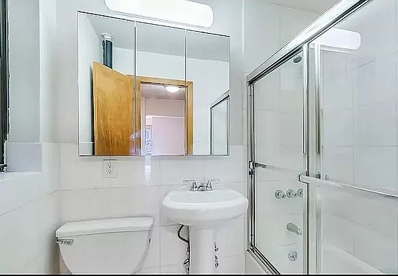 5th image of 215 E 84th St APT 3D