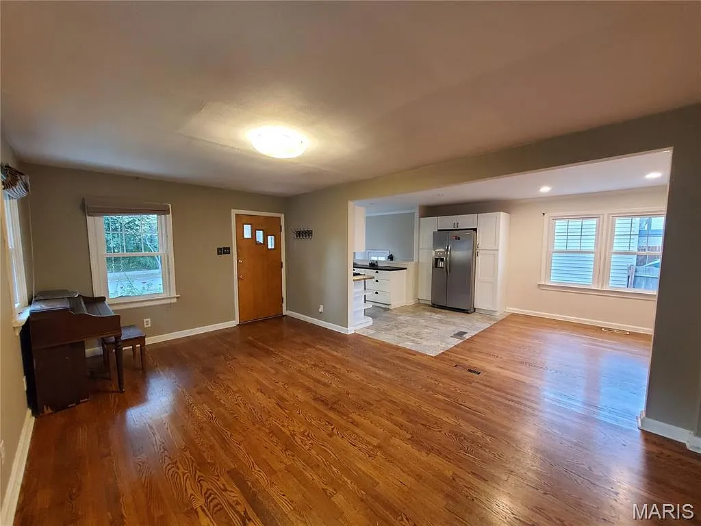 2 bed, 1.0 bath, 1142 sqft, $2,000 — Photo 2