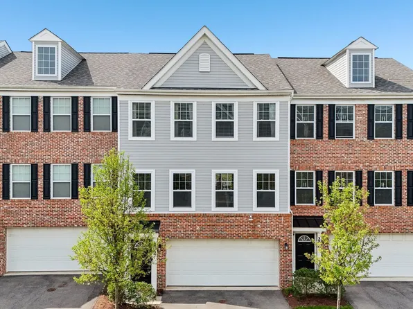 202 Faulk Dr, Warrendale, PA 15086
