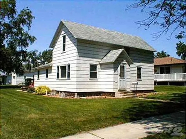 496 3rd Ave SE, Wells, MN 56097