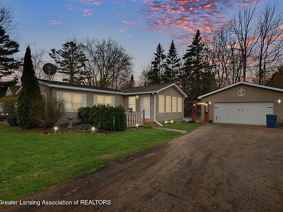 3rd image of 114 Flora Ave