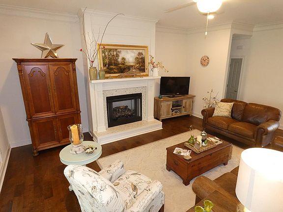 4th image of 328 Willow Lake Dr