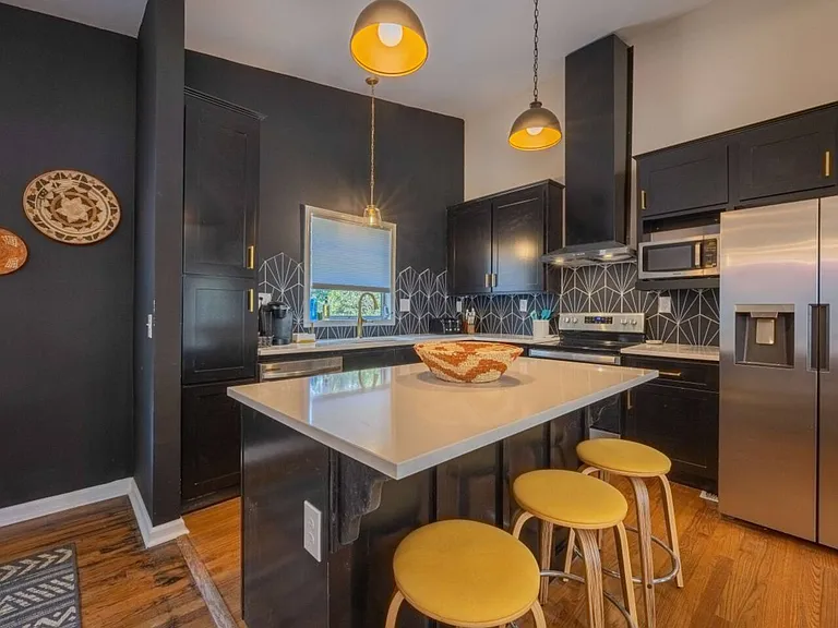 160 Glencrest Dr — Photo 3