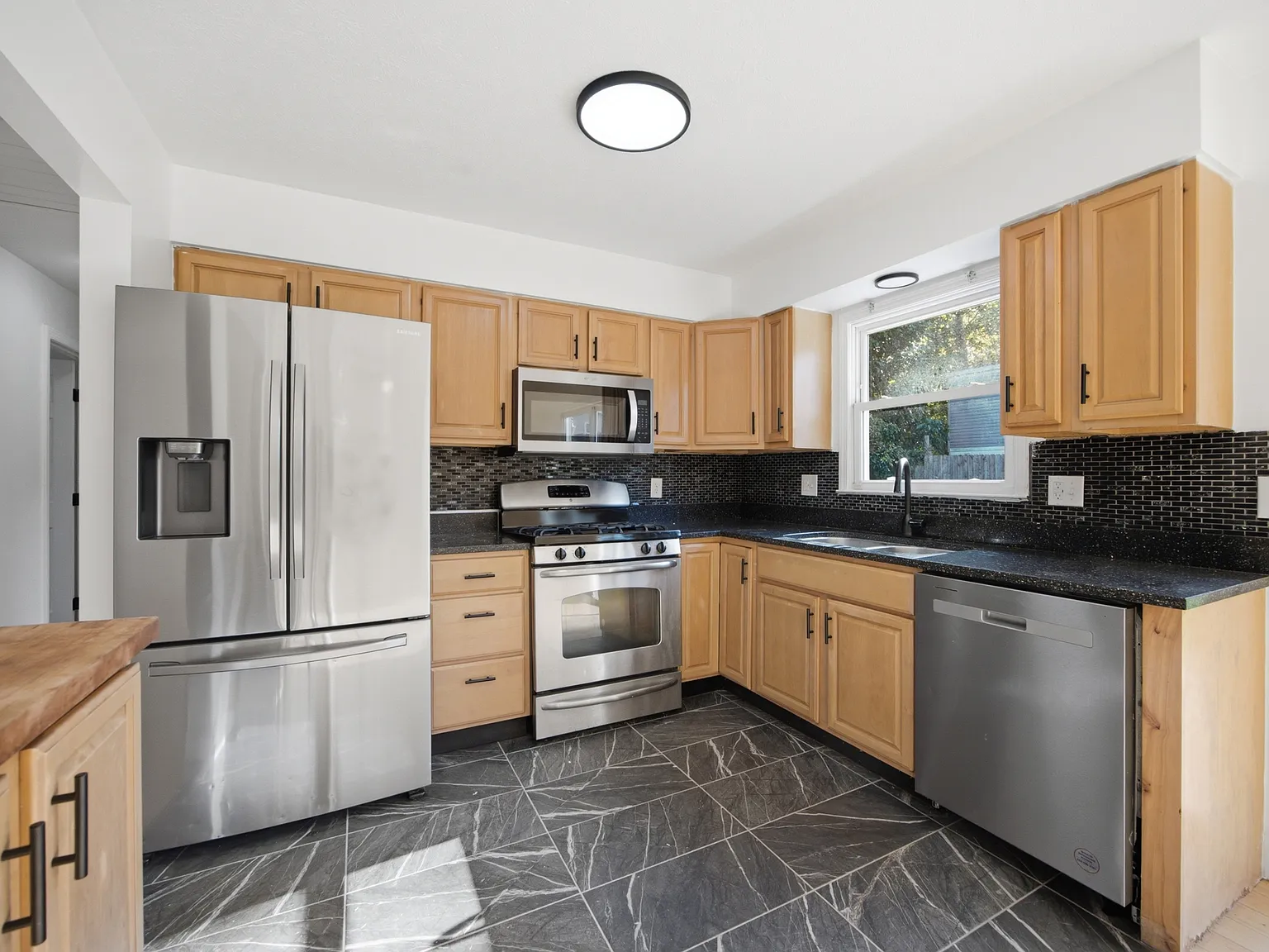 3 bed, 1102 sqft, $1,950 — Photo 2