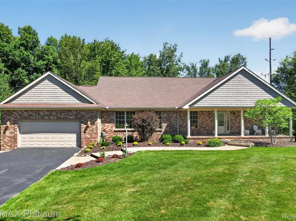 59360 Foxpointe Ln, South Lyon, MI 48178