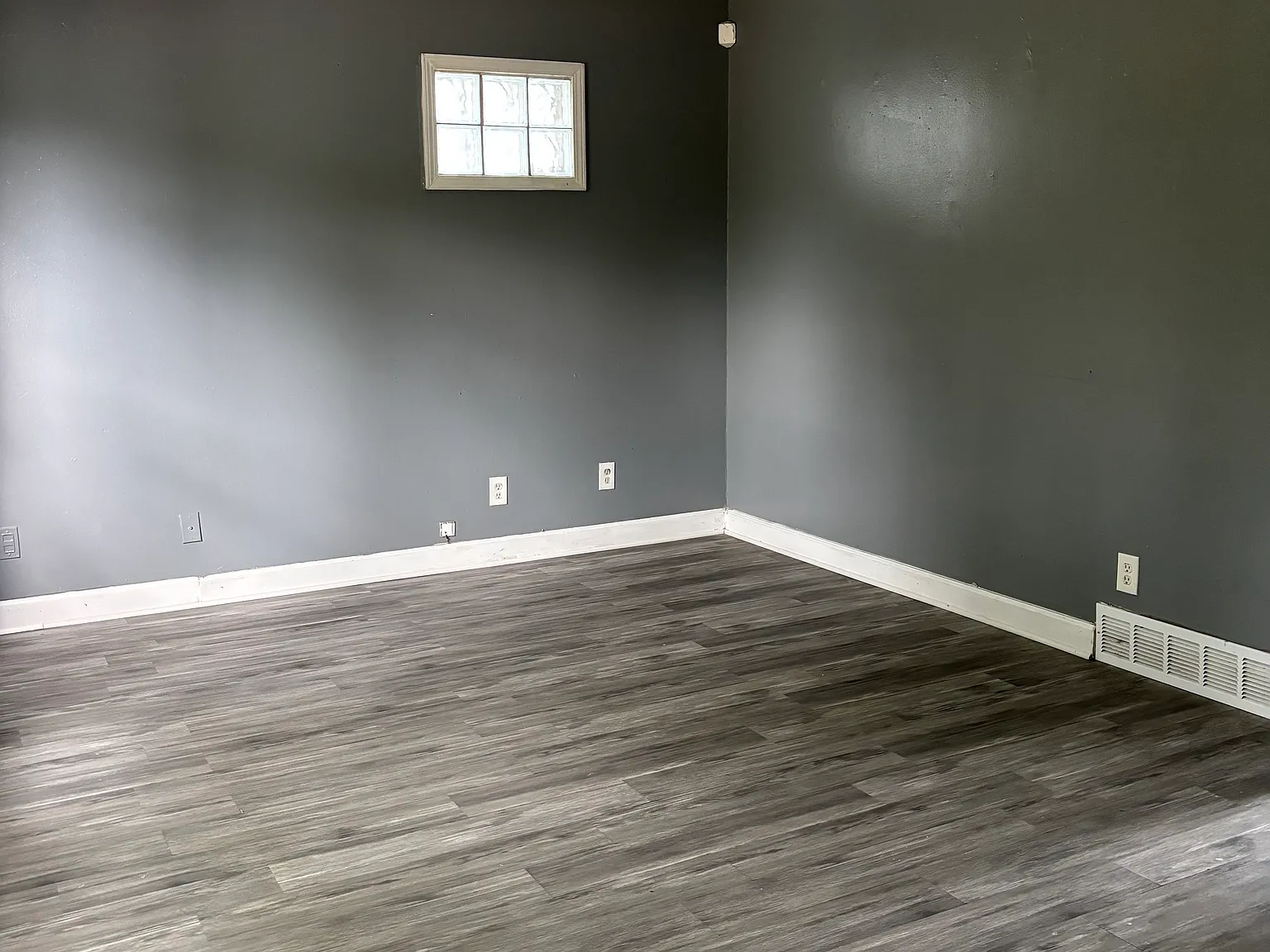 4 bed, 1.5 bath, 1296 sqft, $1,300 — Photo 2