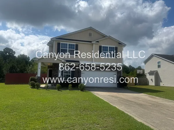 2521 Spinnaker Dr, Hope Mills, NC 28348