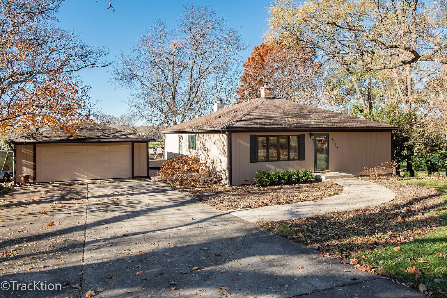 5216 Riverview Dr photo 1