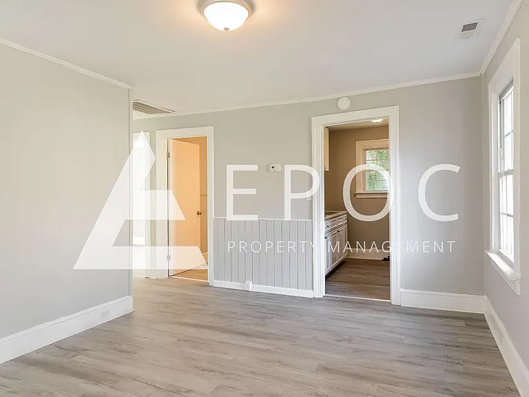 909 Grant St — Photo 6