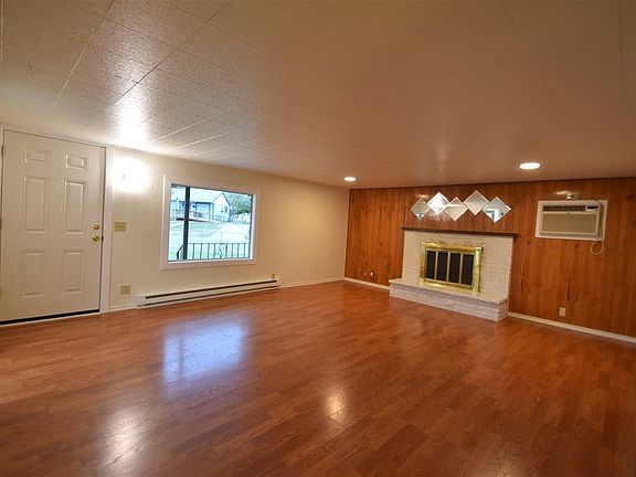 3rd image of 1004 Sanford Ave