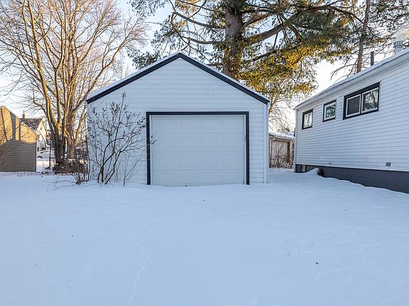 3rd image of 826 Oak St