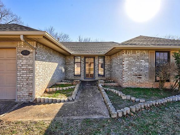 2nd image of 1902 Oakmeadows Dr