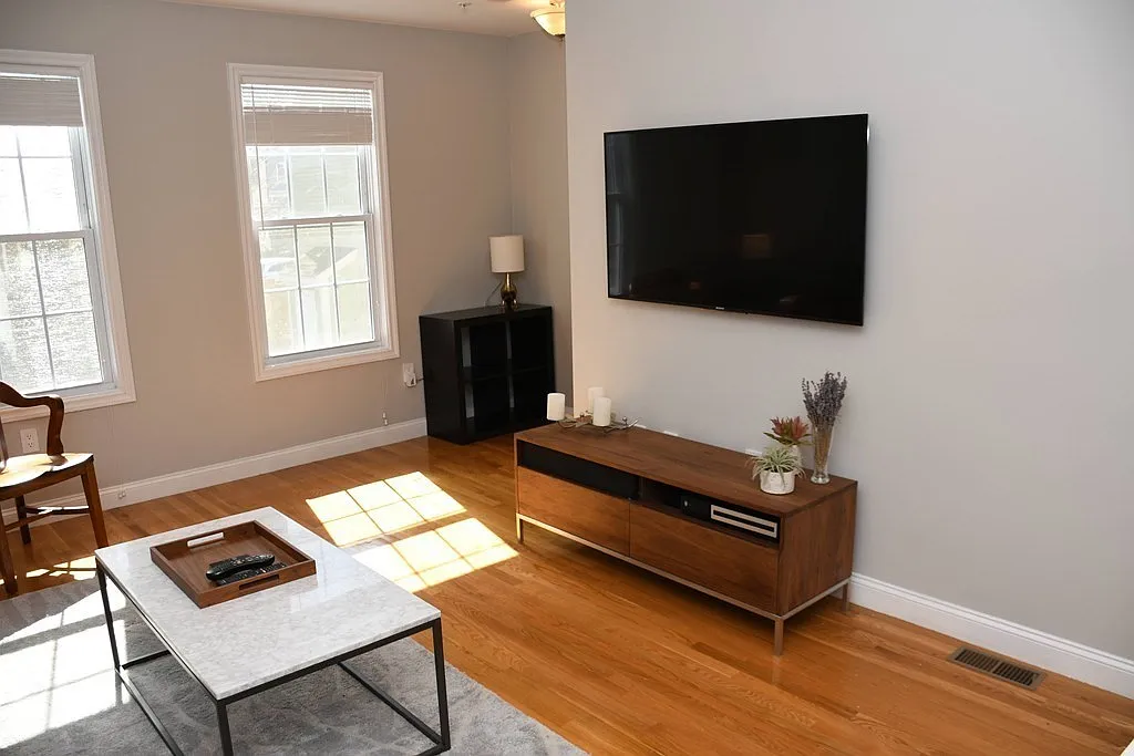2 bed, 1.5 bath, 1039 sqft, $4,500 — Photo 4