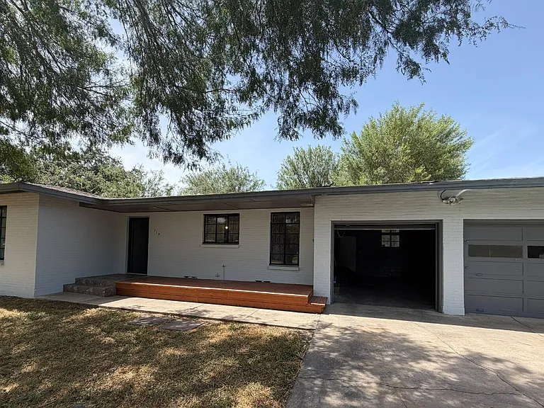 713 Vine Ave — Photo 1