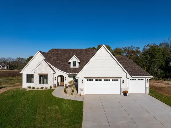 7180 Alvie Ln, Bettendorf, IA 52722