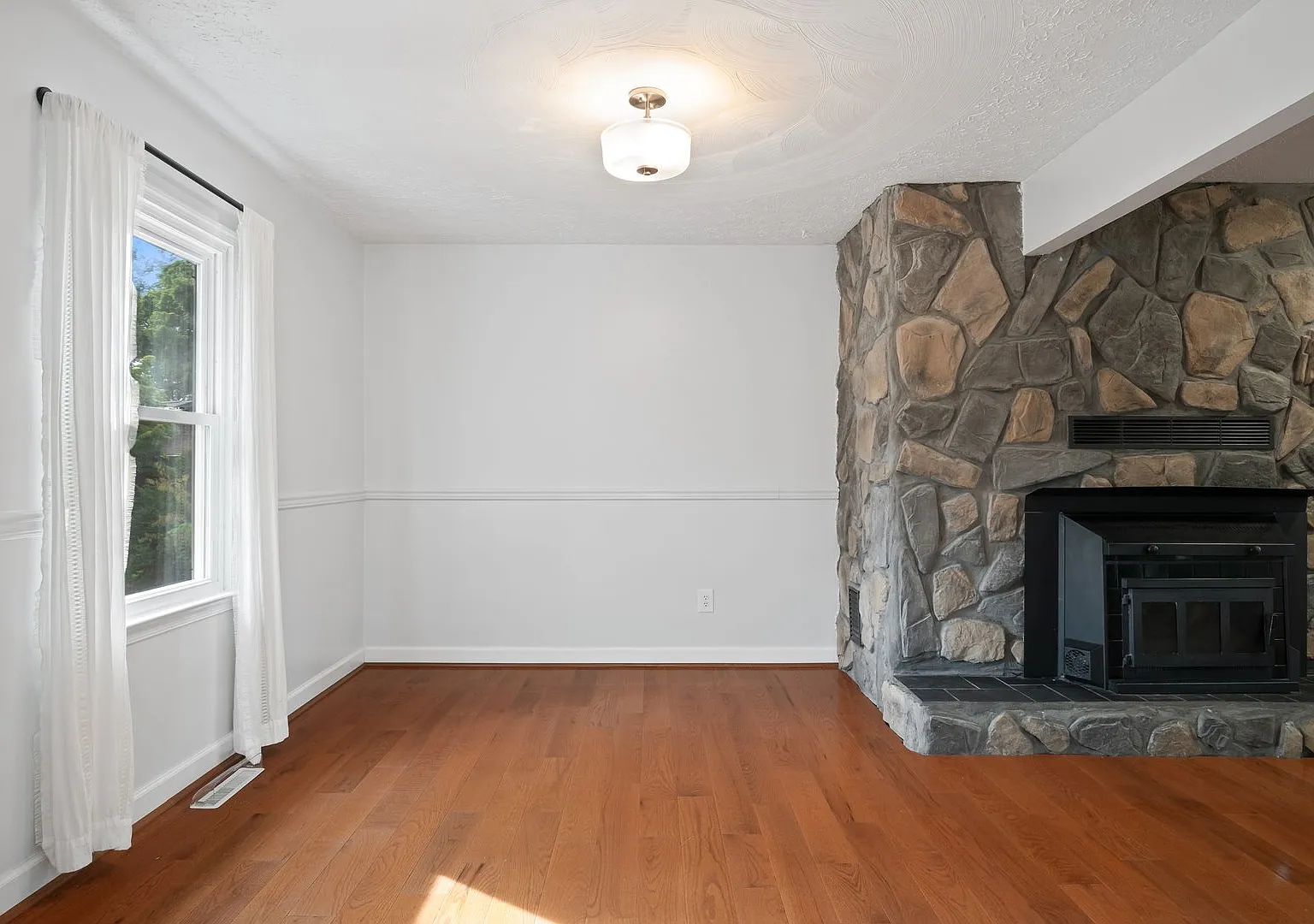 Spacious Four-Bedroom Home in Blacksburg — Photo 4