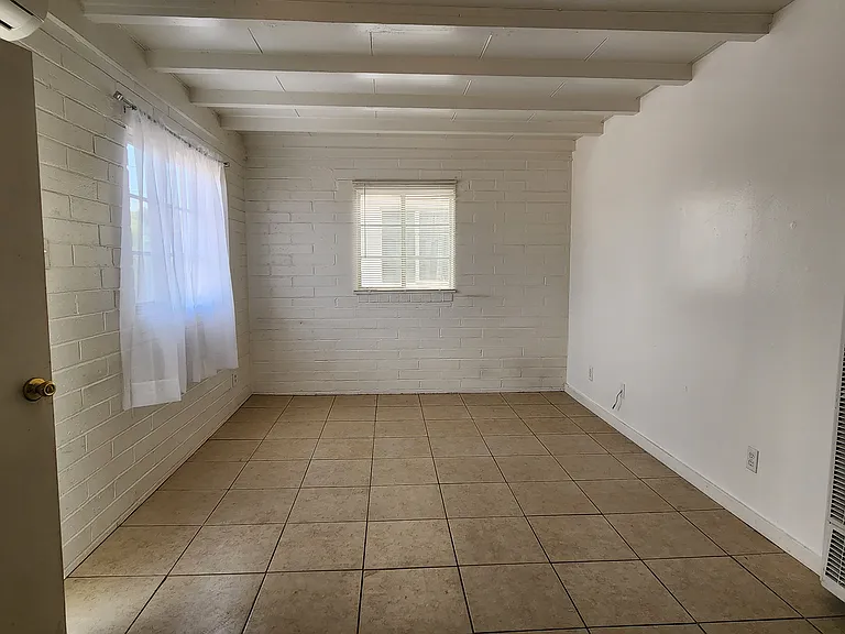 617 E Knox Dr — Photo 2