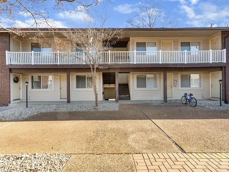 1124 University Dr — Photo 16